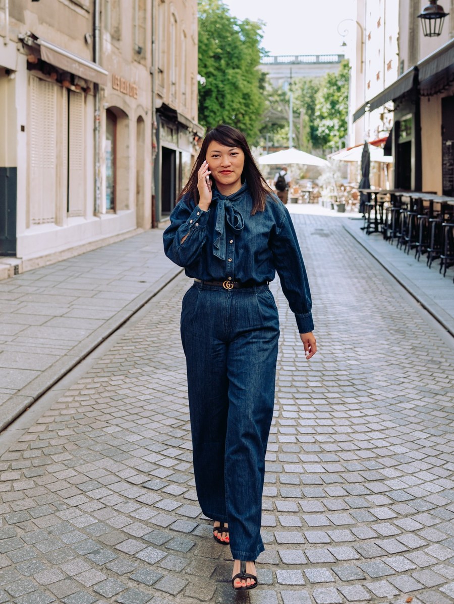 Entrepreneure indépendante dans une rue, accompagnée par GPPE
